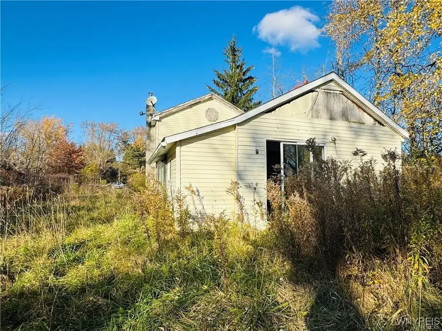 9404 Chestnut Ridge Road, Middleport, NY 14105 - Image #2