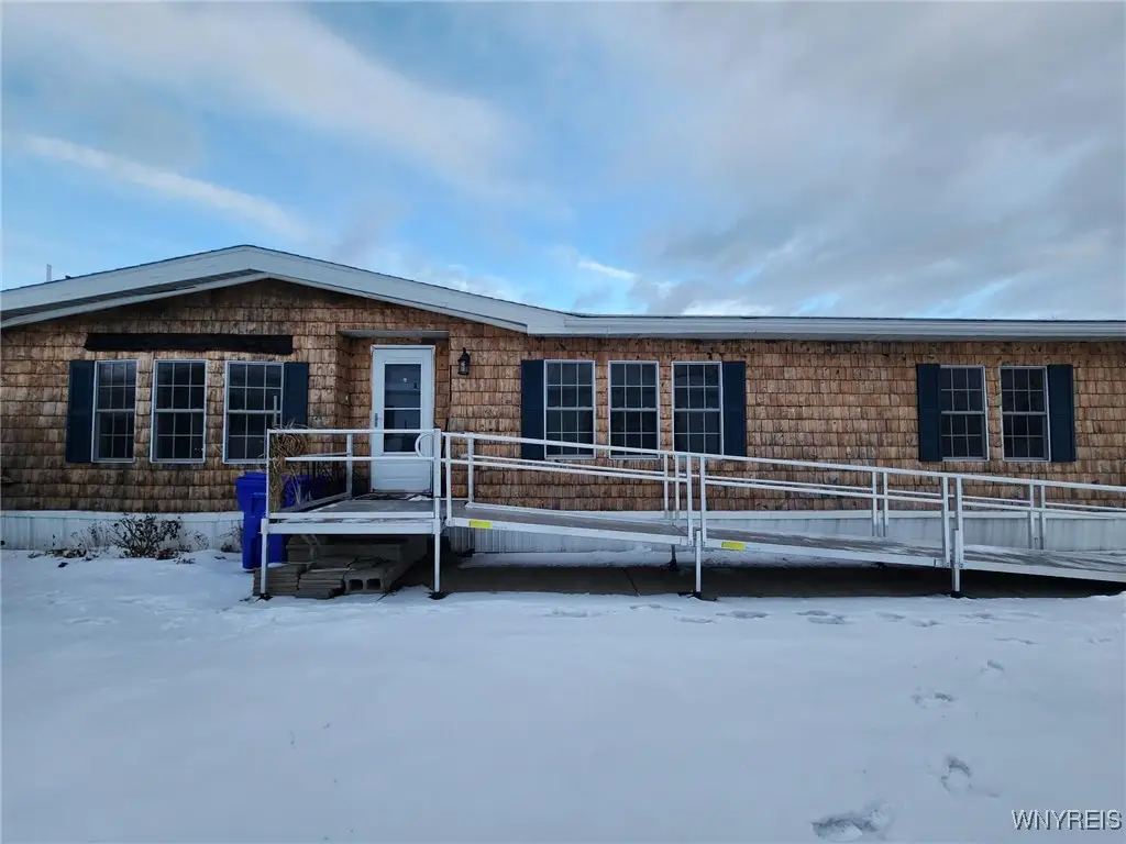 352 Applewood Drive, Lockport, NY 14094 - Image #1