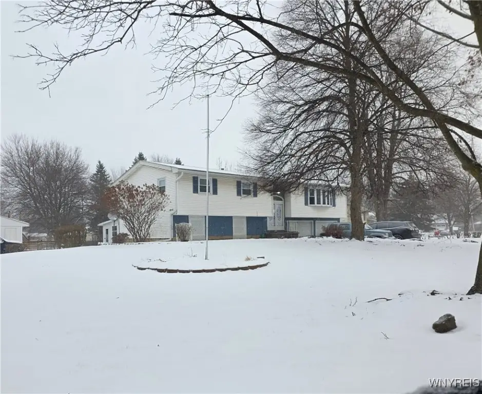 17 Manor Lane, Middleport, NY 14105 - Image #1