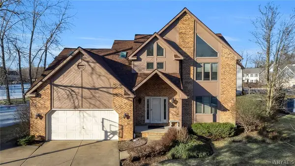 8 Amsley Ct, East Amherst, NY 14051