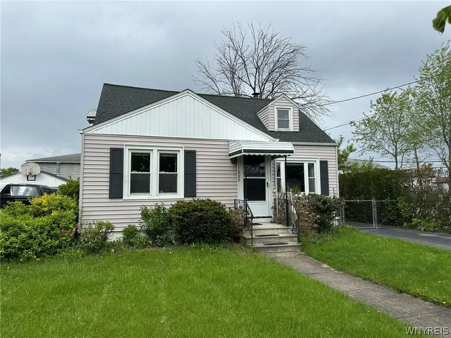 688 78th Street, Niagara Falls, NY 14304 - #3