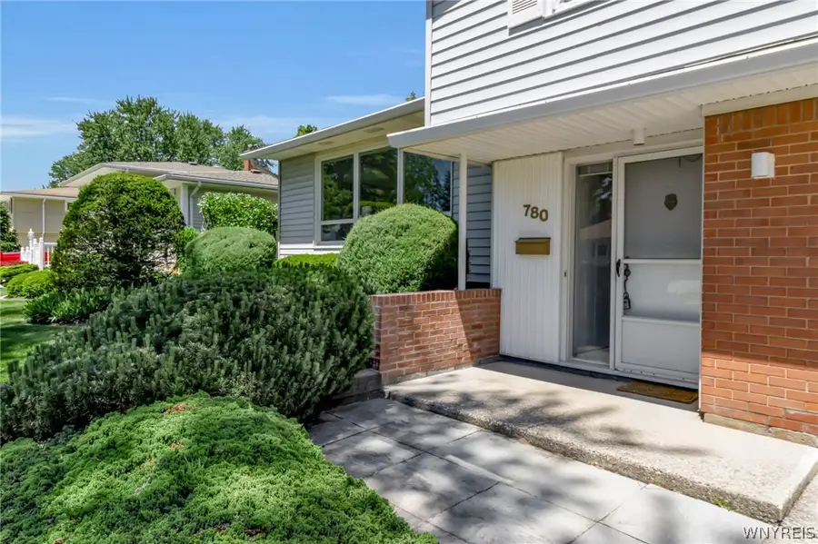 780 Meadowbrook Drive, North Tonawanda, NY 14120 - #3