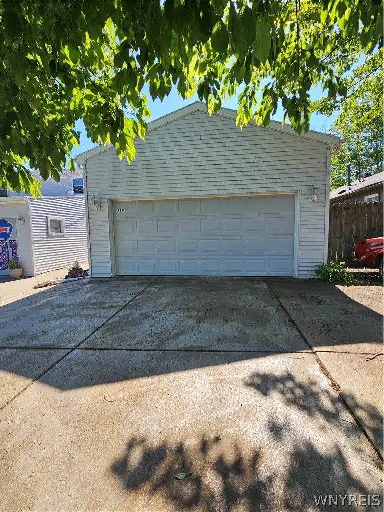 5791 Elmhurst Road, Lake View, NY 14085 - #3