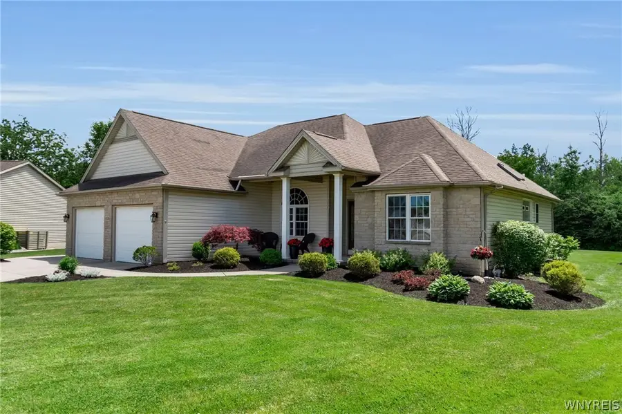 6324 Heritage Point S, Lockport, NY 14094 - #2