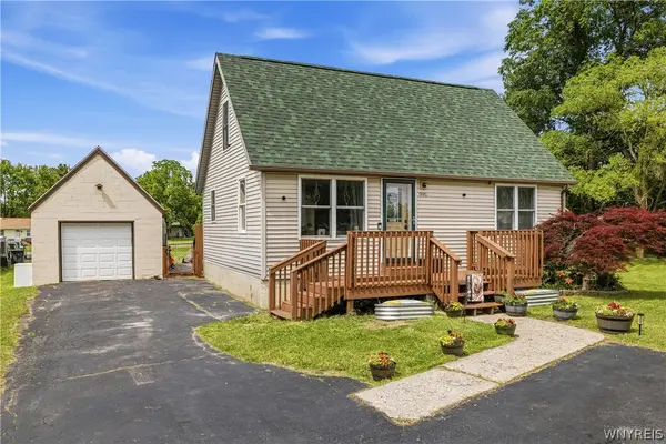 995 Saunders Sett Road, Niagara Falls, NY 14305