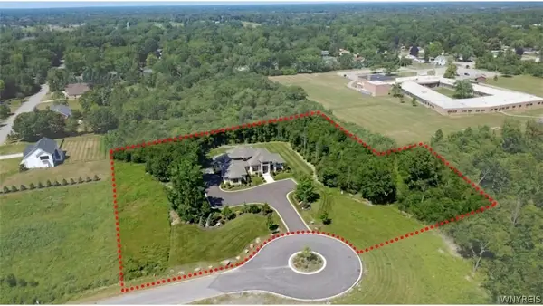 4505 Boncrest W, Clarence, NY 14031