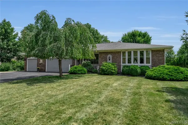 6151 Clarence Lane N, East Amherst, NY 14051