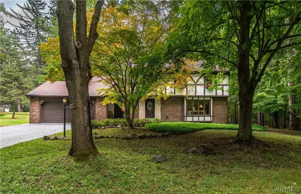 7 Greenwood Drive, Orchard Park, NY 14127