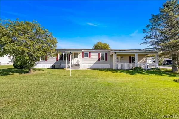 93 Golden Pond Est, Akron, NY 14001