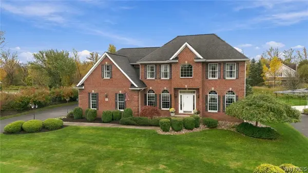 9093 Winding Creek Ln, Clarence Center, NY 14032