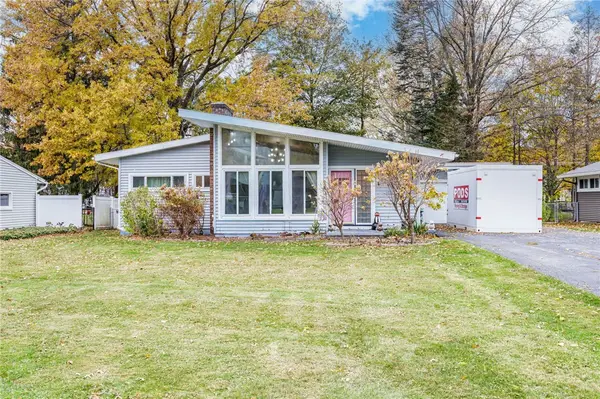 15 Burrows Dr, Rochester, NY 14625