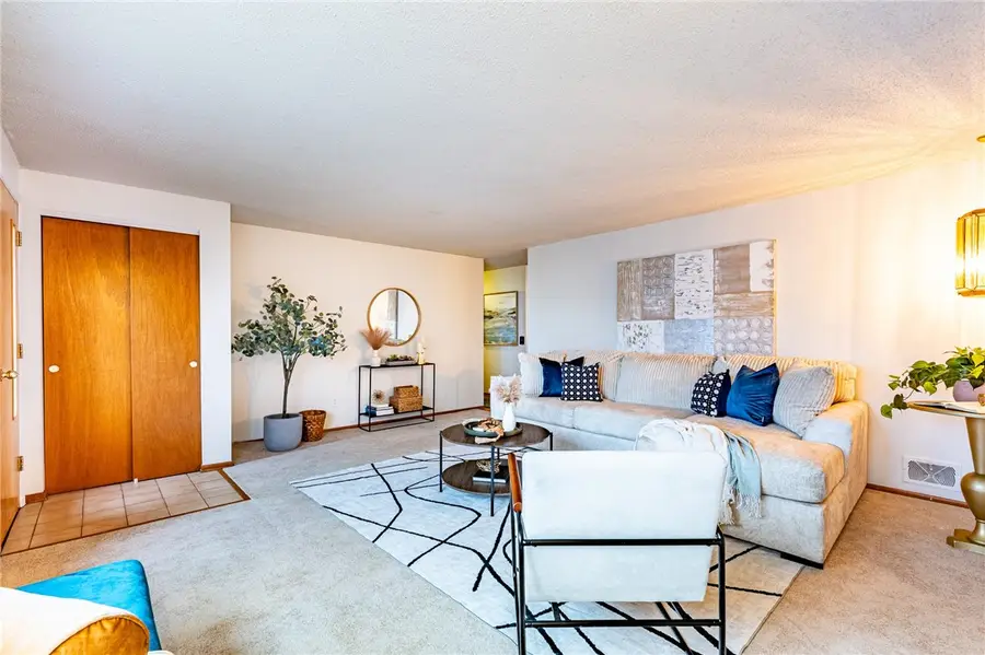 40 Carlsam Circle E, Rochester, NY 14609 - #3