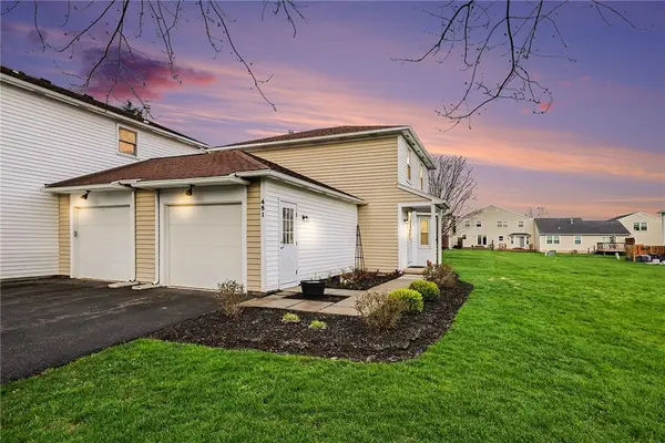 481 Nadine Dr, Webster, NY 14580