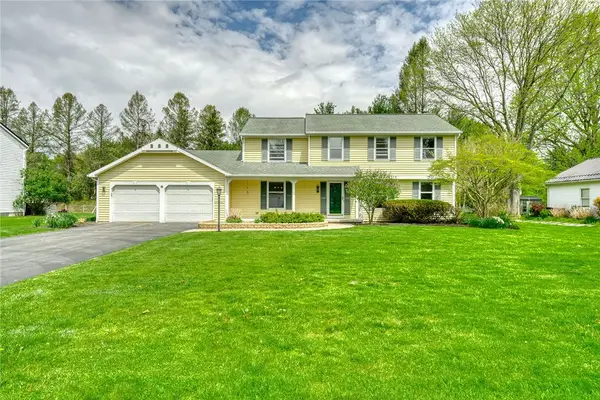 6 Hunters Pointe, Pittsford, NY 14534