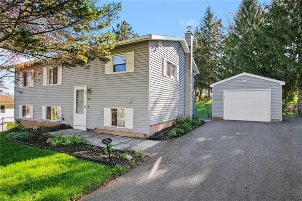 26 Blueberry Cres, Rochester, NY 14623