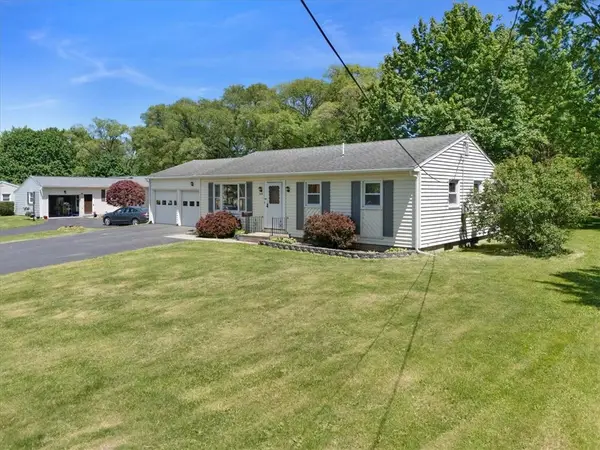 1078 Five Mile Line Road, Webster, NY 14580