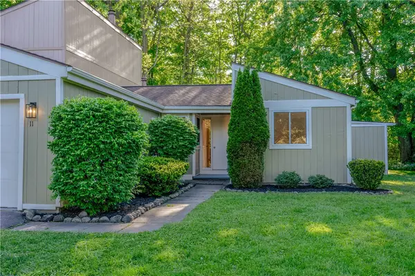 11 Hanningfield Circle, Fairport, NY 14450