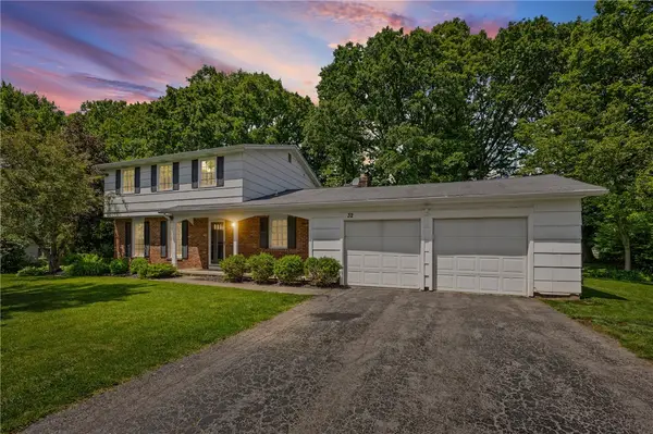 32 Autumn Oak Cir, Penfield, NY 14526