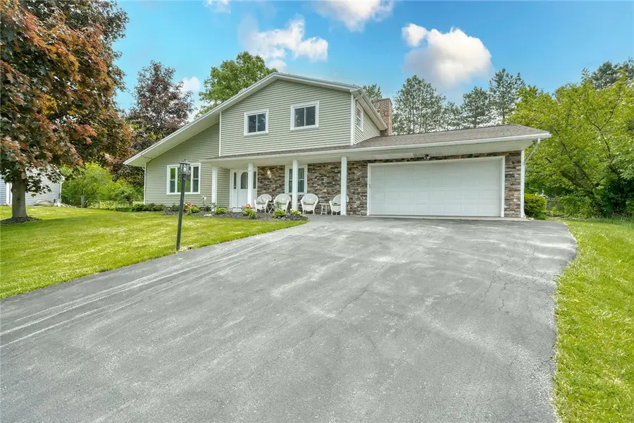 27 Center Crossing Crossing, Fairport, NY 14450 - #2