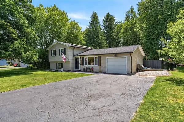 15 White Oak Lane, Fairport, NY 14450