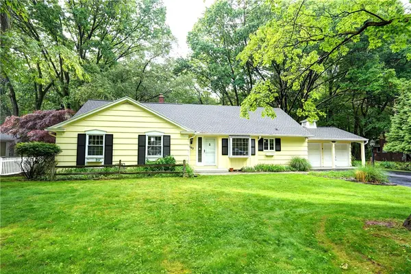 202 Nob Hl, Rochester, NY 14617