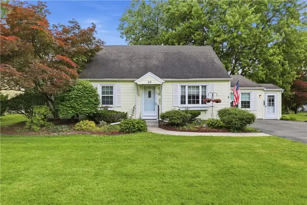 27 Meadow View Dr Lane, Penfield, NY 14526