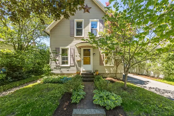 37 East St, Fairport, NY 14450