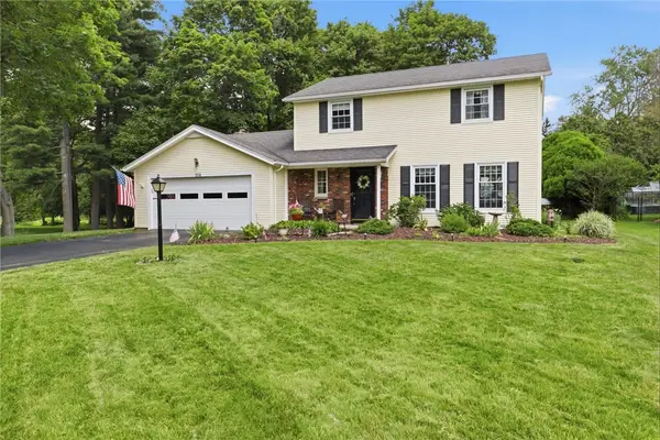 104 Willowbend Dr, Penfield, NY 14526