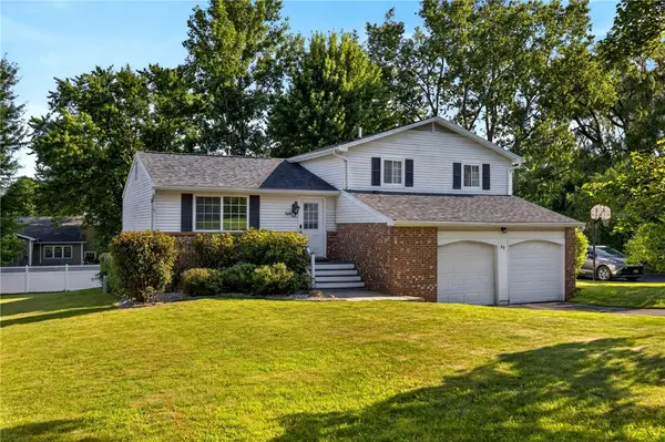 89 Staglen Dr, Henrietta, NY 14467