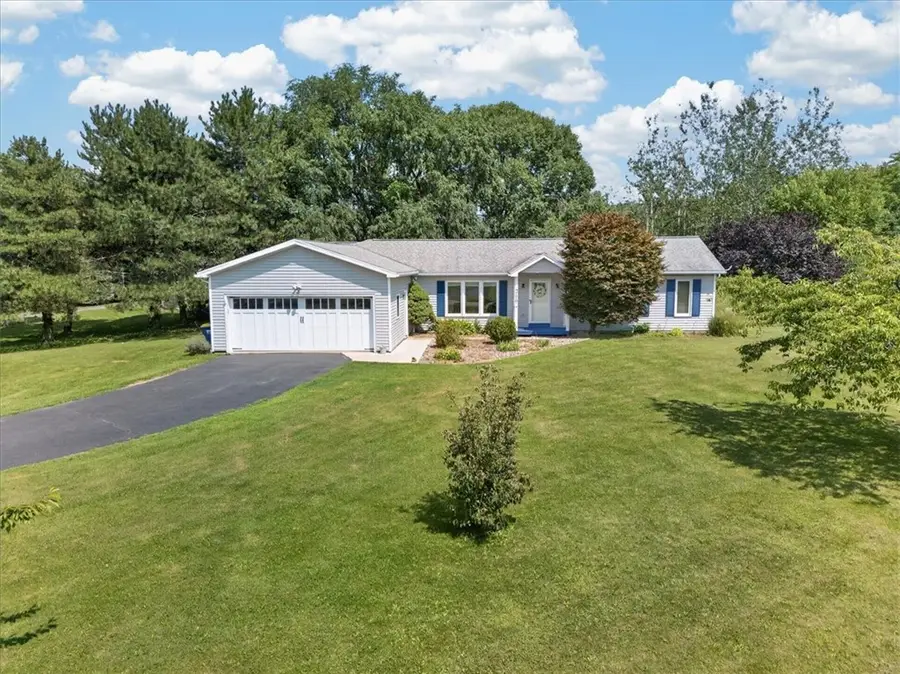 5770 Coppersmith Trl, Ontario, NY 14519 - #3