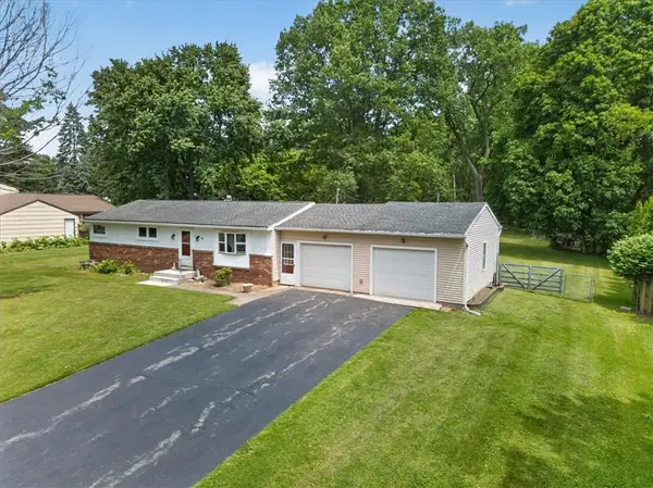 17 Briarwood Lane, Fairport, NY 14450