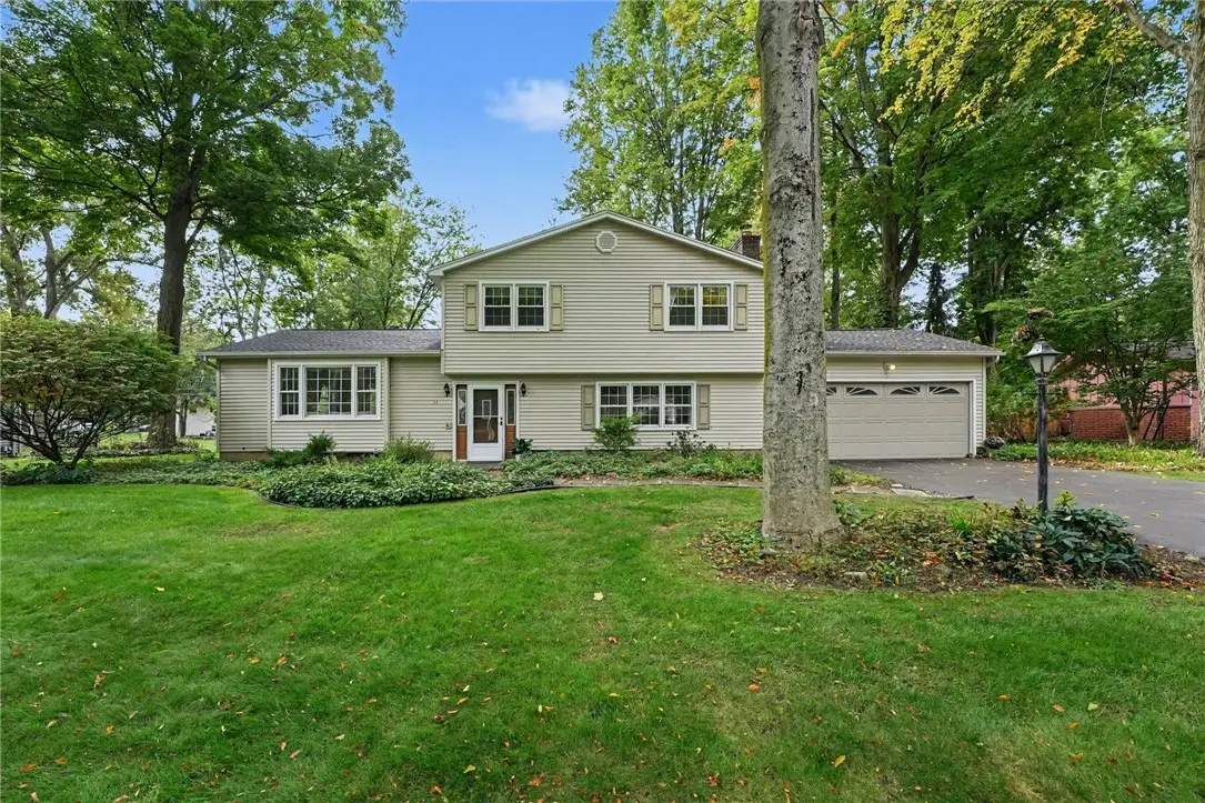11 Tall Tree Ln, Fairport, NY 14450 - #1