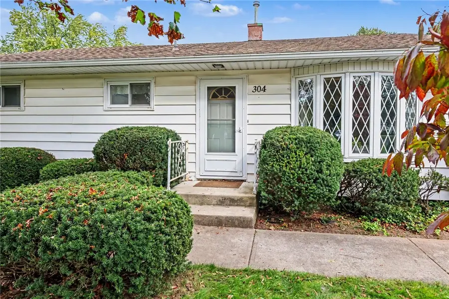 304 Wellington Rd, Webster, NY 14580 - #2