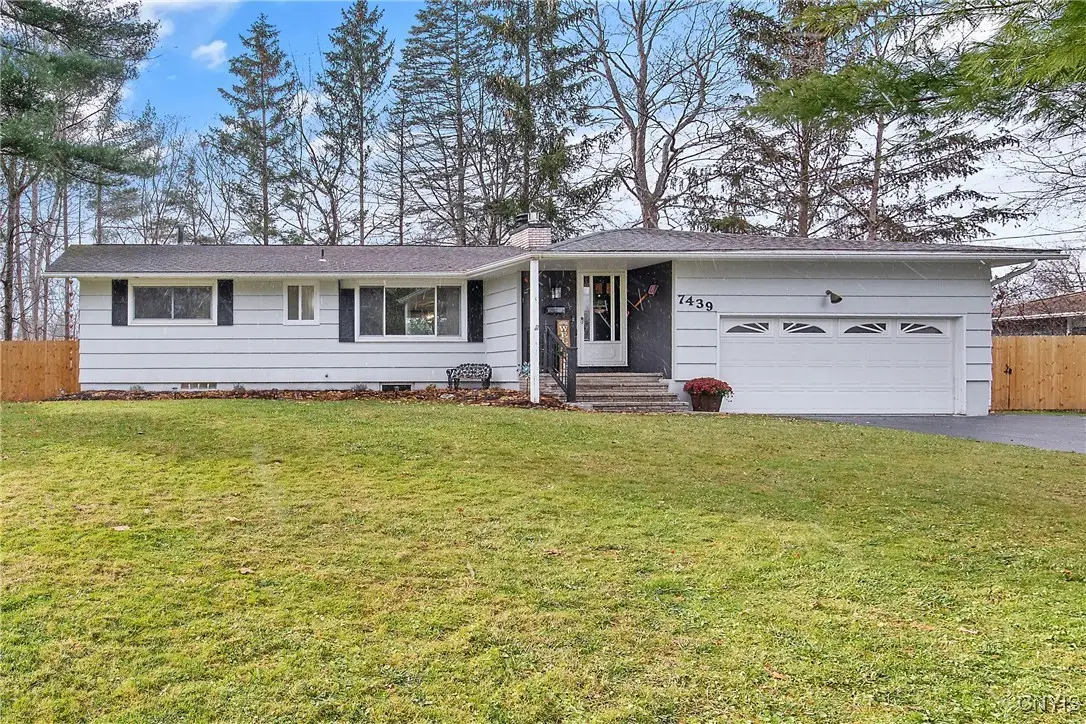 7439 Rosewood Circle, Syracuse, NY 13212 - Image #1