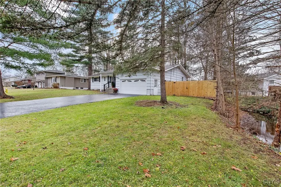 7439 Rosewood Circle, Syracuse, NY 13212 - Image #2