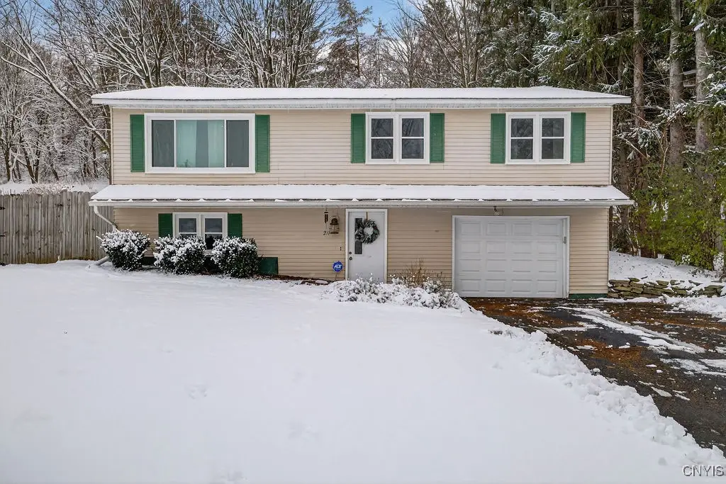 211 Blackmore Rd, Camillus, NY 13031 - Image #1
