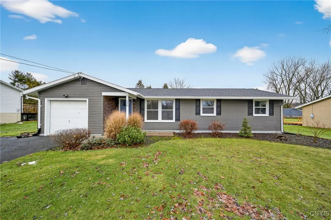 202 Briarhurst Ln, Camillus, NY 13031 - Image #1