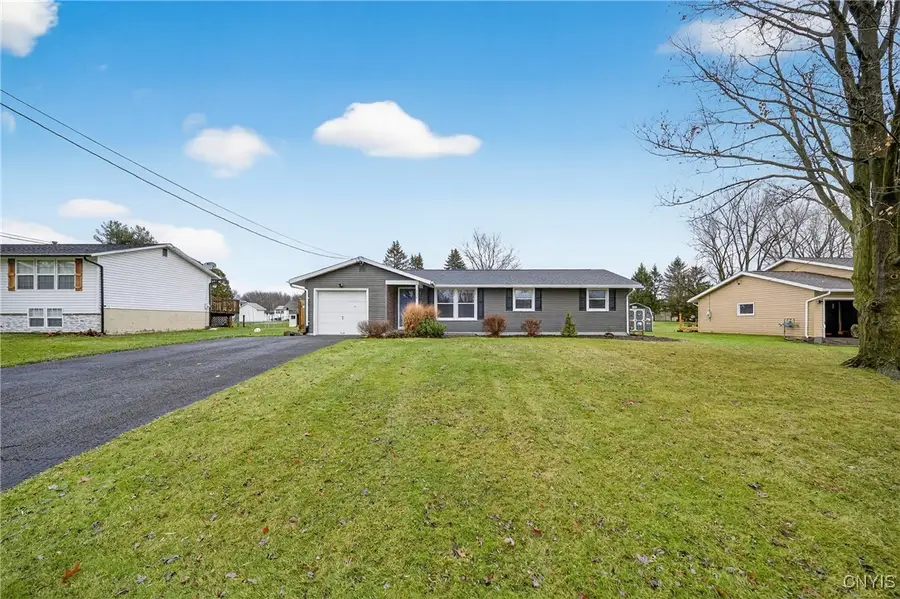 202 Briarhurst Ln, Camillus, NY 13031 - Image #2