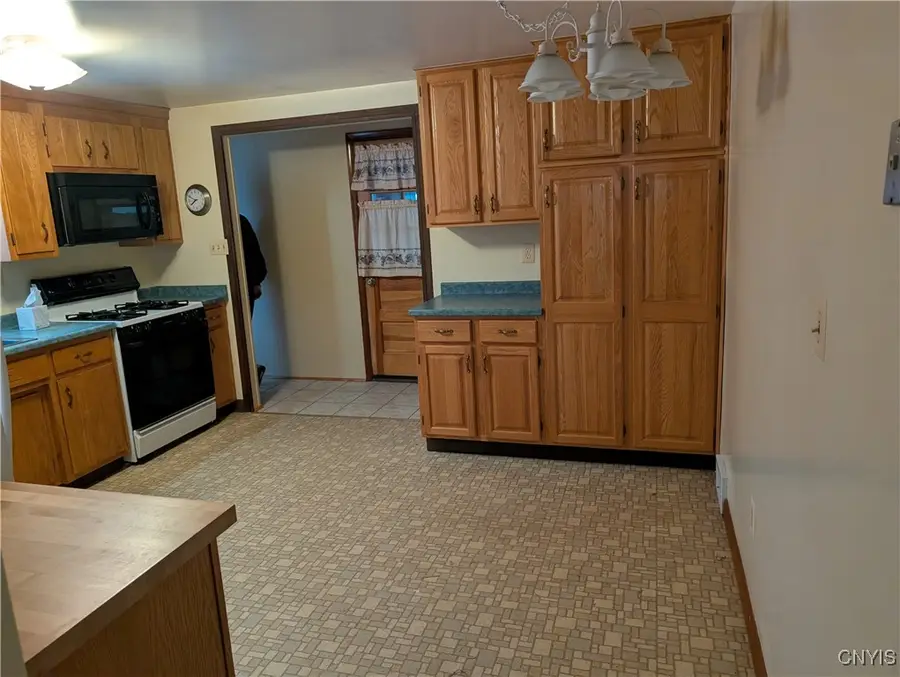 4873 Thornwood Drive, Liverpool, NY 13088 - Image #3