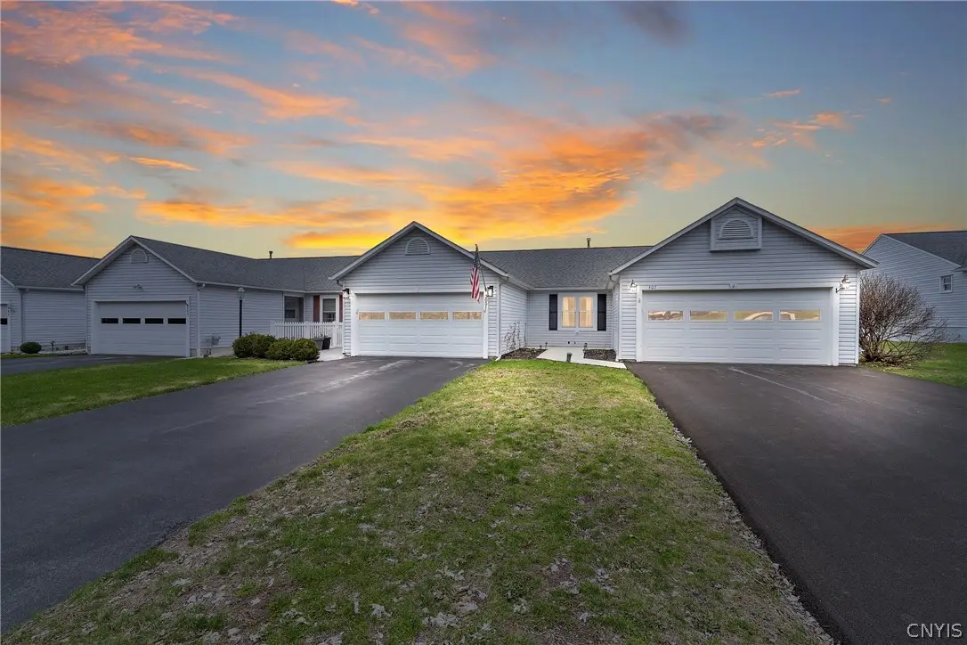 307 Clouds View Circle, Camillus, NY 13031 - #1