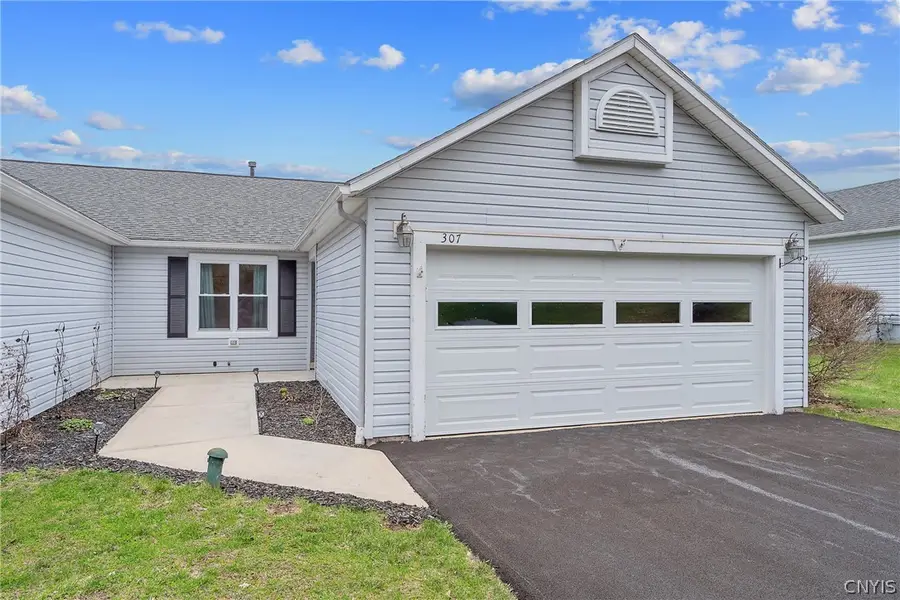 307 Clouds View Circle, Camillus, NY 13031 - #2