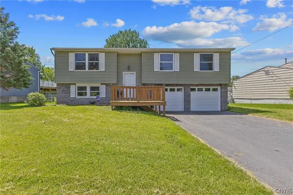 8256 Elaine Circle, Liverpool, NY 13090