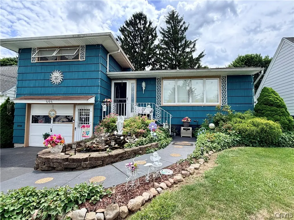 606 Berwick Road S, Syracuse, NY 13208 - #1