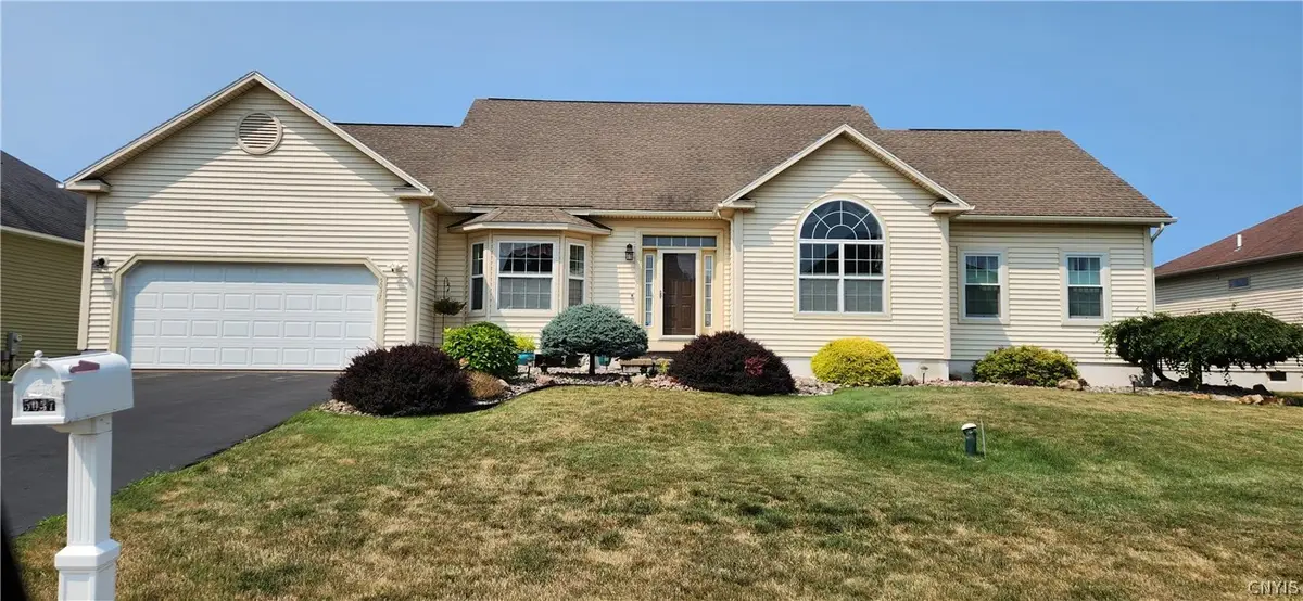 5037 Constitution Lane, Liverpool, NY 13088 - #1