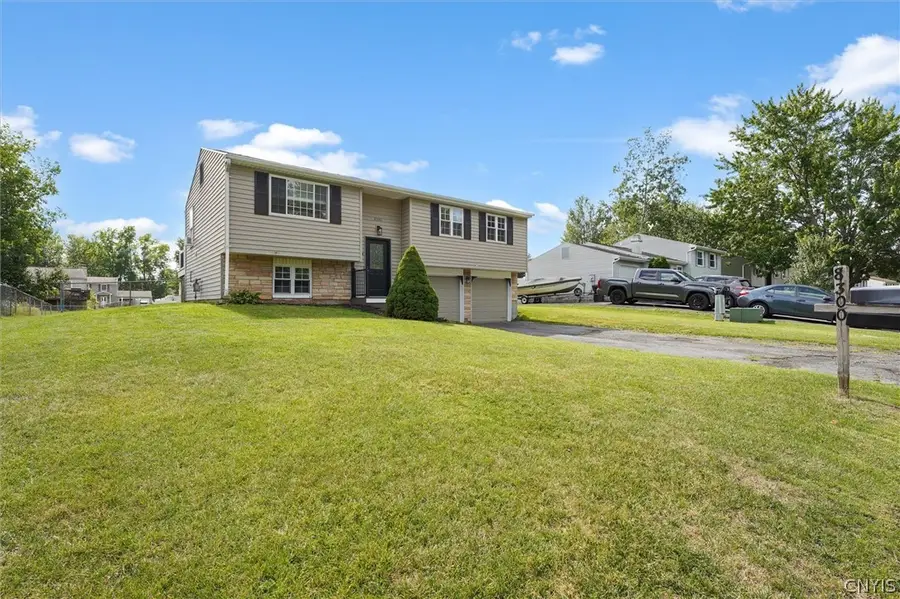 8300 Redwing Drive, Liverpool, NY 13090 - #2