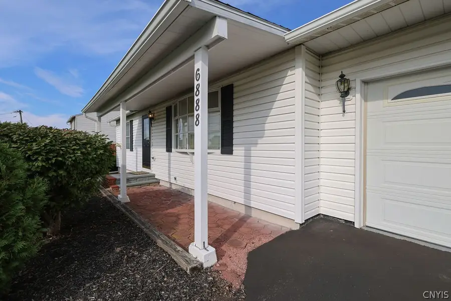 6888 Hearthstone Lane, Liverpool, NY 13088 - #2