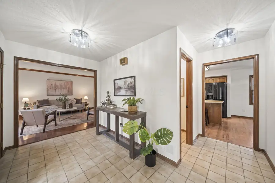 716 Winsholen Court, Westerville, OH 43081 - Image #2