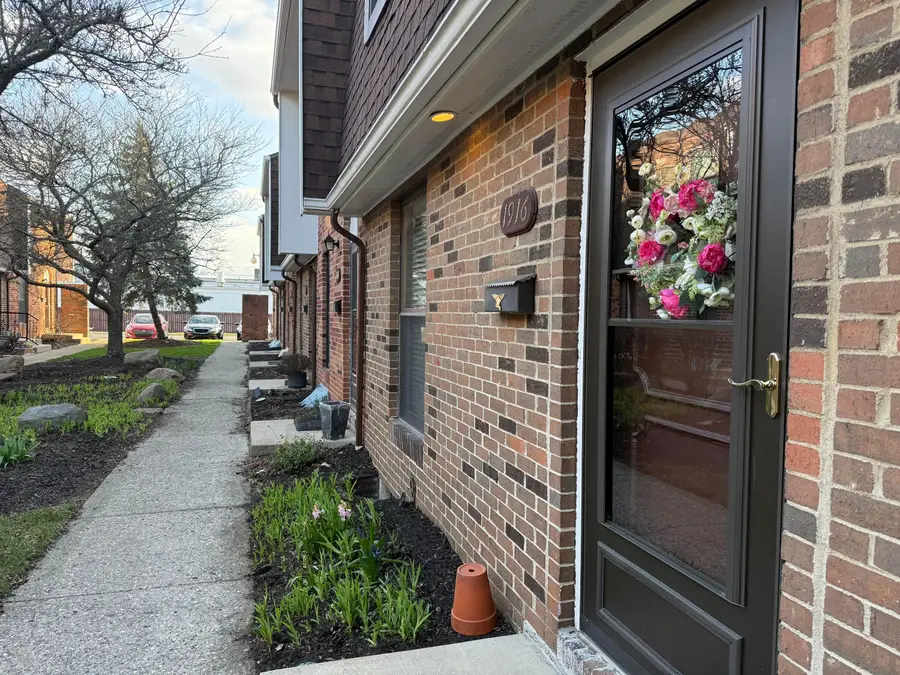 1916 Willoway Circle S, Columbus, OH 43220 - #2