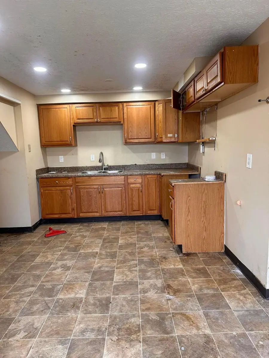 660 Cherry Hollow Road, Columbus, OH 43228 - #2