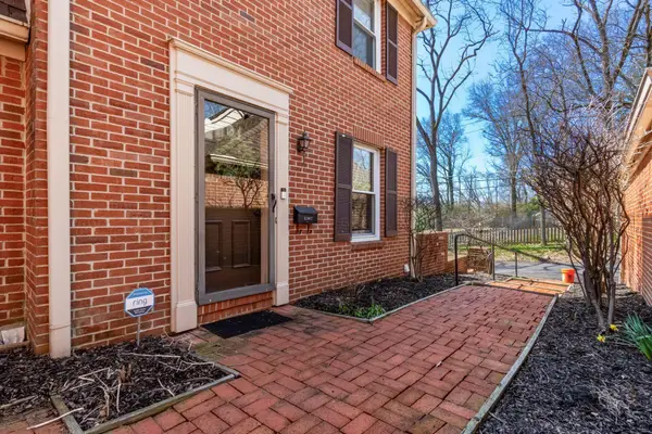 5733 N High Street, Worthington, OH 43085